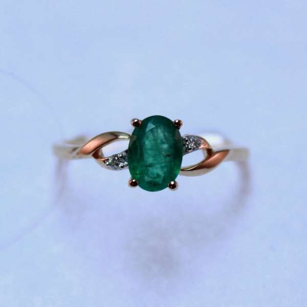 Кольцо из красного золота с изумрудом и бриллиантами